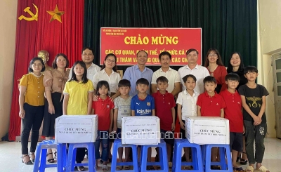 Công đoàn Báo Lai Châu: Thăm, tặng quà tại Trung tâm Bảo trợ xã hội tỉnh