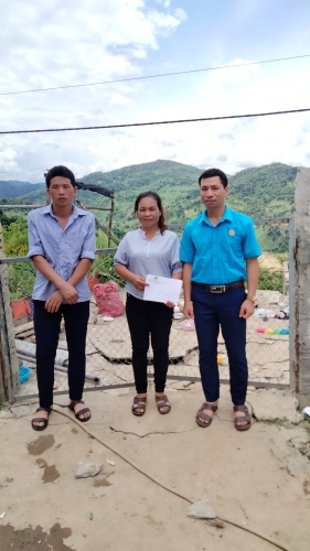 Liên đoàn Lao động huyện Sìn Hồ thăm hỏi gia đình đoàn viên bị ảnh hưởng mưa lũ
