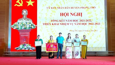 Liên đoàn Lao động huyện Phong Thổ trao khen thưởng năm học 2021-2022