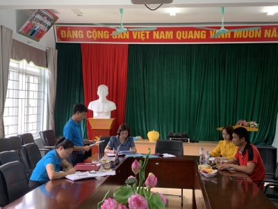 Đồng chí Vũ Văn Bính, Phó chủ tịch, chủ nhiệm UBKT LĐLĐ huyện thông qua quyết định kiểm tra