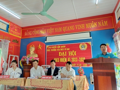 Đc Hà Thị Thơm, Lò Văn Biên và Bùi Thị Minh Hải tặng hoa Ban Chấp hành CĐCS khoá  VI, nhiệm kỳ 2023 2028