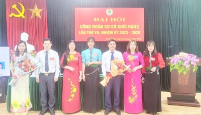 Đc Hà Thị Thơm, Lò Văn Biên và Bùi Thị Minh Hải tặng hoa Ban Chấp hành CĐCS khoá  VI, nhiệm kỳ 2023 2028