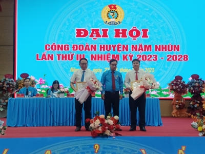 Đc Lương Xuân Trường   Phó Chủ tịch Liên đoàn Lao động tỉnh trao kỷ niệm chương cho các đồng chí Lãnh đạo