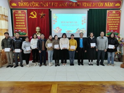 Lãnh đạo LĐLĐ huyện, Đảng ủy, chính quyền xã Bản Bo trao quà hỗ trợ các công đoàn viên