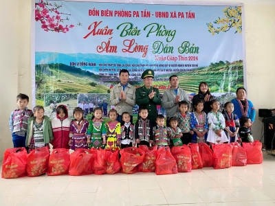 Liên đoàn Lao động huyện Sìn Hồ trao quà cho nhân dân tại chương trình “Xuân Biên phòng - Ấm lòng dân bản” Xuân Giáp Thìn năm 2024.