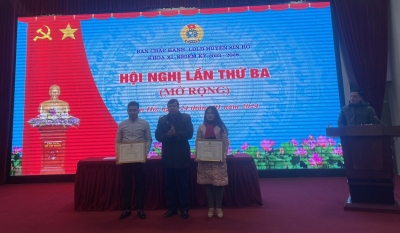 Đoàn Đại biểu Quốc hội tỉnh tặng quà tết cho đoàn viên, người lao động nhân dịp Nguyên đán Giáp Thìn năm 2024 tại huyện Phong Thổ