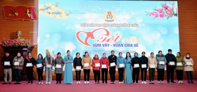 Đoàn Đại biểu Quốc hội tỉnh tặng quà tết cho đoàn viên, người lao động nhân dịp Nguyên đán Giáp Thìn năm 2024 tại huyện Phong Thổ