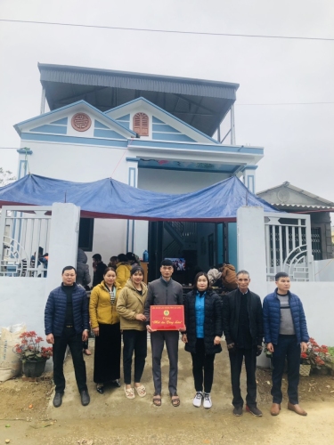 Liên đoàn Lao động huyện Than Uyên trao hỗ trợ cho đoàn viên công đoàn khó khăn về nhà ở