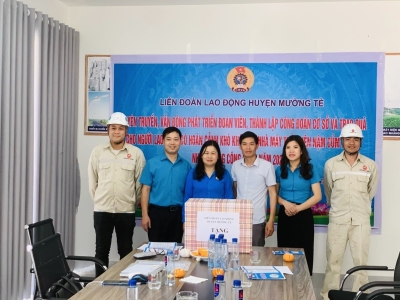 Liên đoàn Lao động huyện Mường Tè đẩy mạnh tuyên truyền phát triển đoàn viên, thành lập công đoan cơ sở và tặng quà tại một số nhà máy thủy điện trên địa bàn huyện nhân tháng công nhân năm 2024