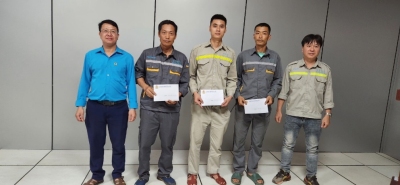 Liên đoàn Lao động huyện Sìn Hồ tặng quà cho 15 đoàn viên, người lao động nhân Tháng Công Nhân năm 2024