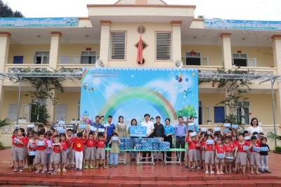 LĐLĐ Thành phố Lai Châu phối hợp trao tặng sữa cho học sinh vùng cao
