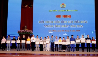 Công đoàn ngành Giáo dục trao quà hỗ trợ cho học sinh thuộc các trường học trên địa bàn tỉnh Lai Châu