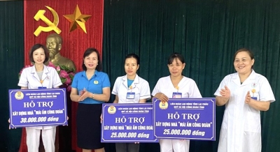 Trao cờ lưu niệm