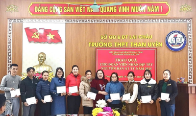 Trao cờ lưu niệm (1)