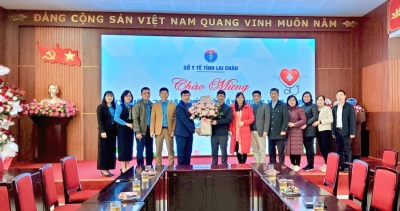 Liên đoàn Lao động tỉnh Lai Châu trao tặng hơn 200 bộ áo dài cho nữ đoàn viên, người lao động