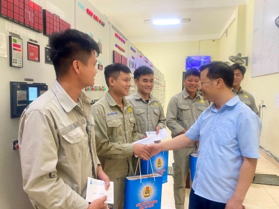 Lãnh đạo tỉnh thăm, tặng quà gia đình chính sách, đoàn viên, người lao động tại xã Sin Suối Hồ