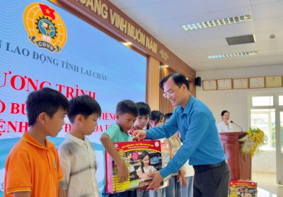 Liên đoàn Lao động tỉnh Lai Châu trao tặng bút chấm đọc, học tiếng Anh cho con đoàn viên, người lao động có hoàn cảnh khó khăn