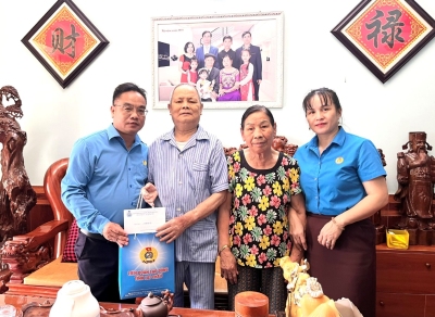 Liên đoàn Lao động tỉnh tổ chức thăm, trao quà tri ân các gia đình chính sách, người có công nhân ngày 27/7