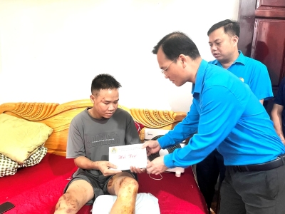 LĐLĐ tỉnh Lai Châu thăm hỏi, trao hỗ trợ kịp thời cho các gia đình bị thiệt hại do mưa lũ tại xã Mường Than