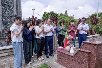 Công đoàn Trung tâm GDTX-HN tỉnh Lai Châu tổ chức dâng hương tưởng niệm các Anh hùng liệt sĩ