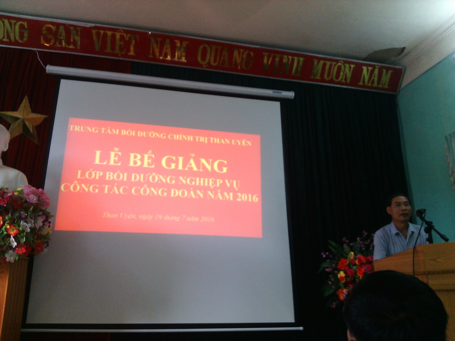 Đ/c Phạm Bá Viên - Chủ tịch LĐLĐ huyện Than Uyên phát biểu tại Lễ bế mạc lớp học