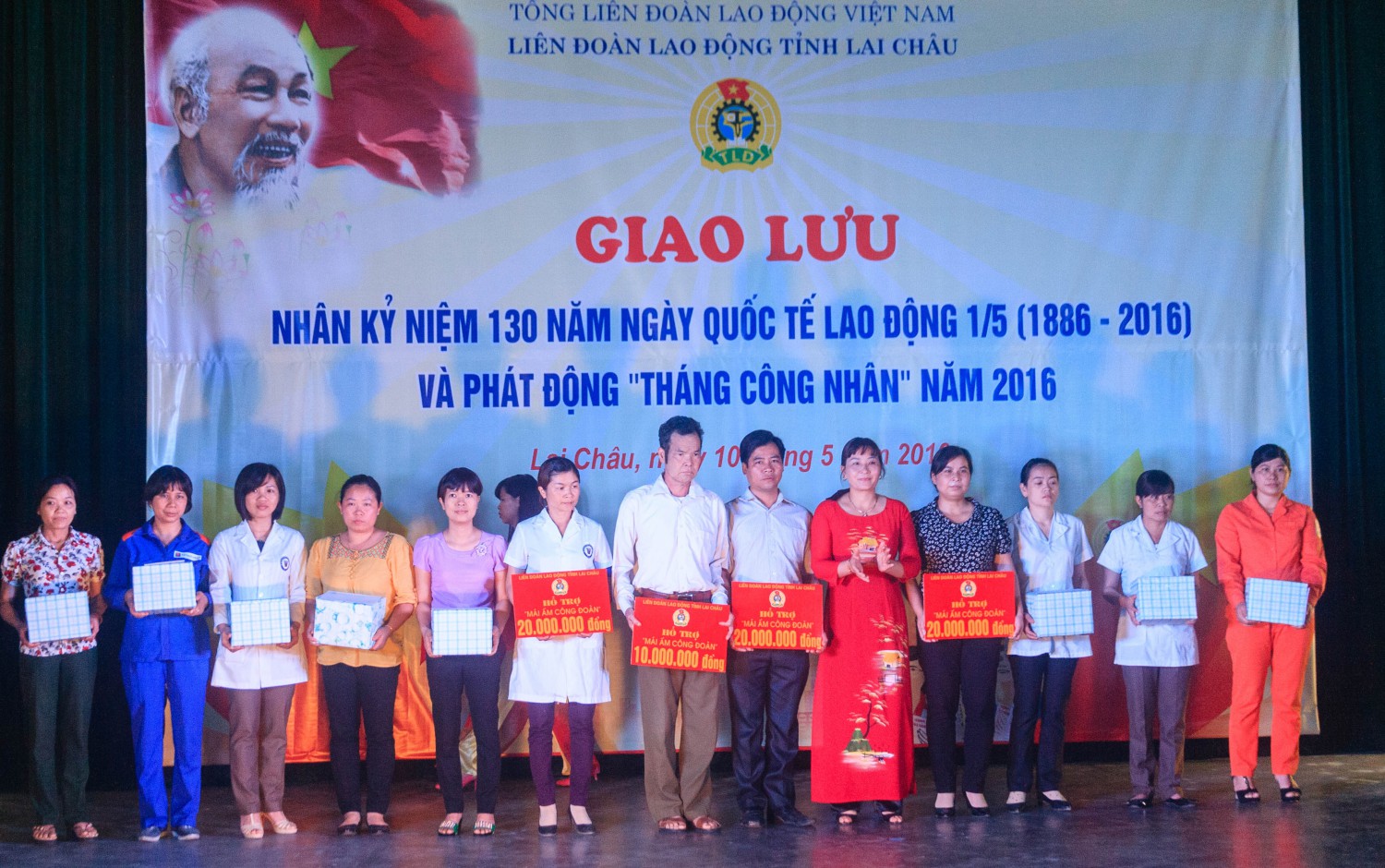 Đồng chí nguyễn Thị Thiện – Chủ tịch LĐLĐ tỉnh trao hỗ trợ “Mái ấm Công đoàn” và hỗ trợ khó khăn cho CNVCLĐ