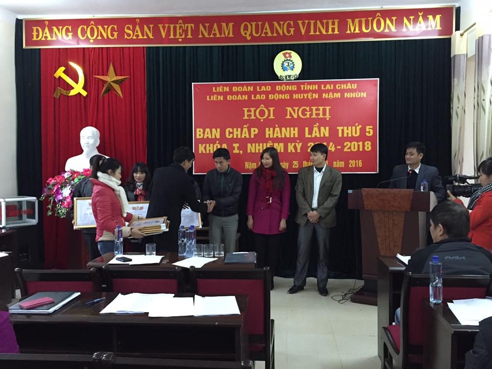 Đồng chí Nguyễn Hồng Thanh - Chủ tịch LĐLĐ huyện Nậm Nhùn trao bằng khen cho các tập thể, cá nhân có thành tích xuất sắc trong hoạt động Công đoàn năm 2015