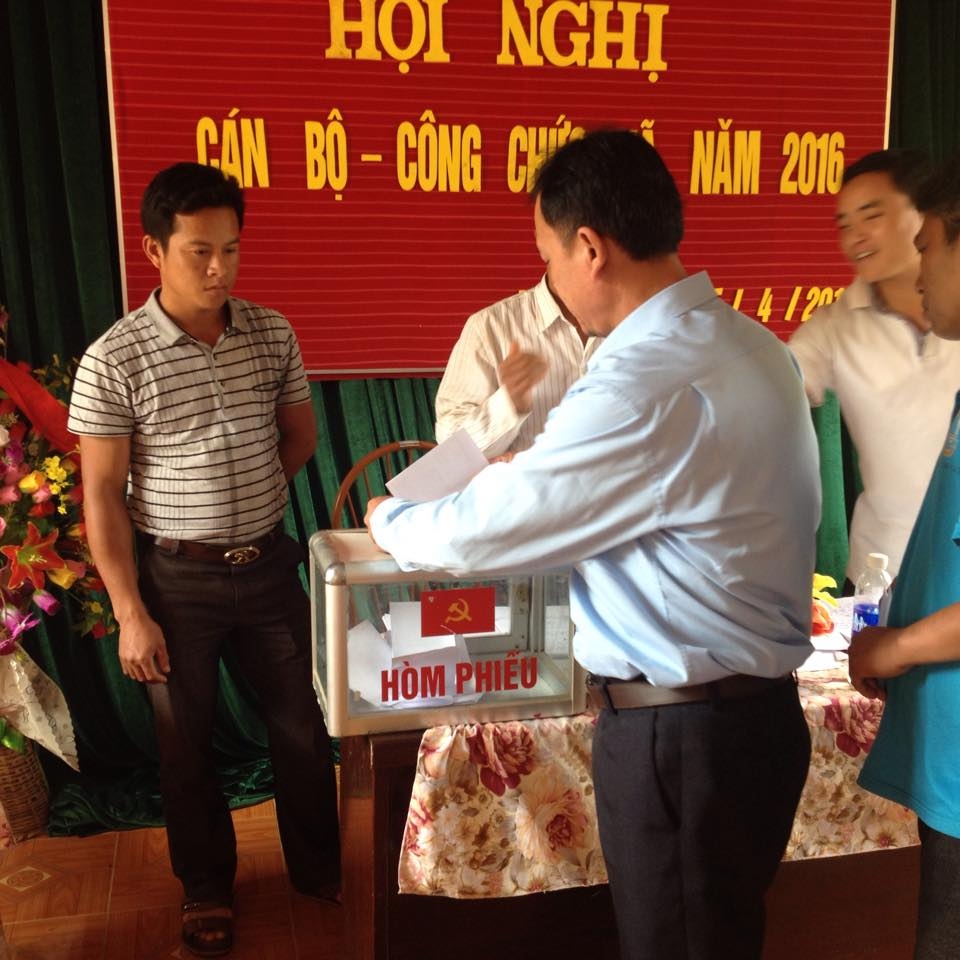Cán bộ, CNVCLĐ của UBND xã Bum Tở bỏ phiếu bầu Ban Thanh tra nhân dân nhiệm kỳ 2016- 2018
