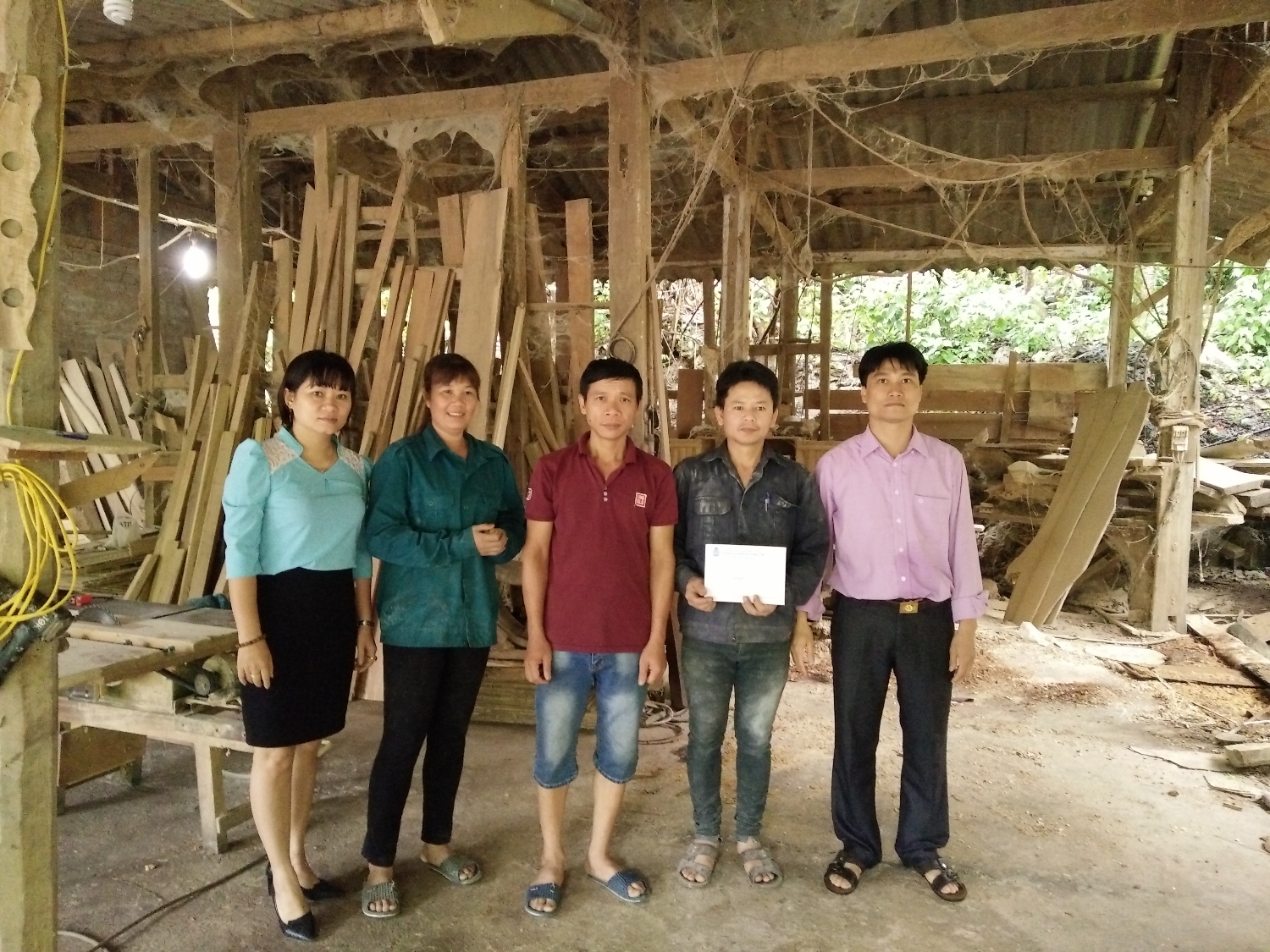 Đ/c Trương Xuân Việt - Chủ tịch LĐLĐ huyện Phong Thổ trao quà cho CNLĐ có hoàn cảnh khó khăn tại Doanh nghiệp