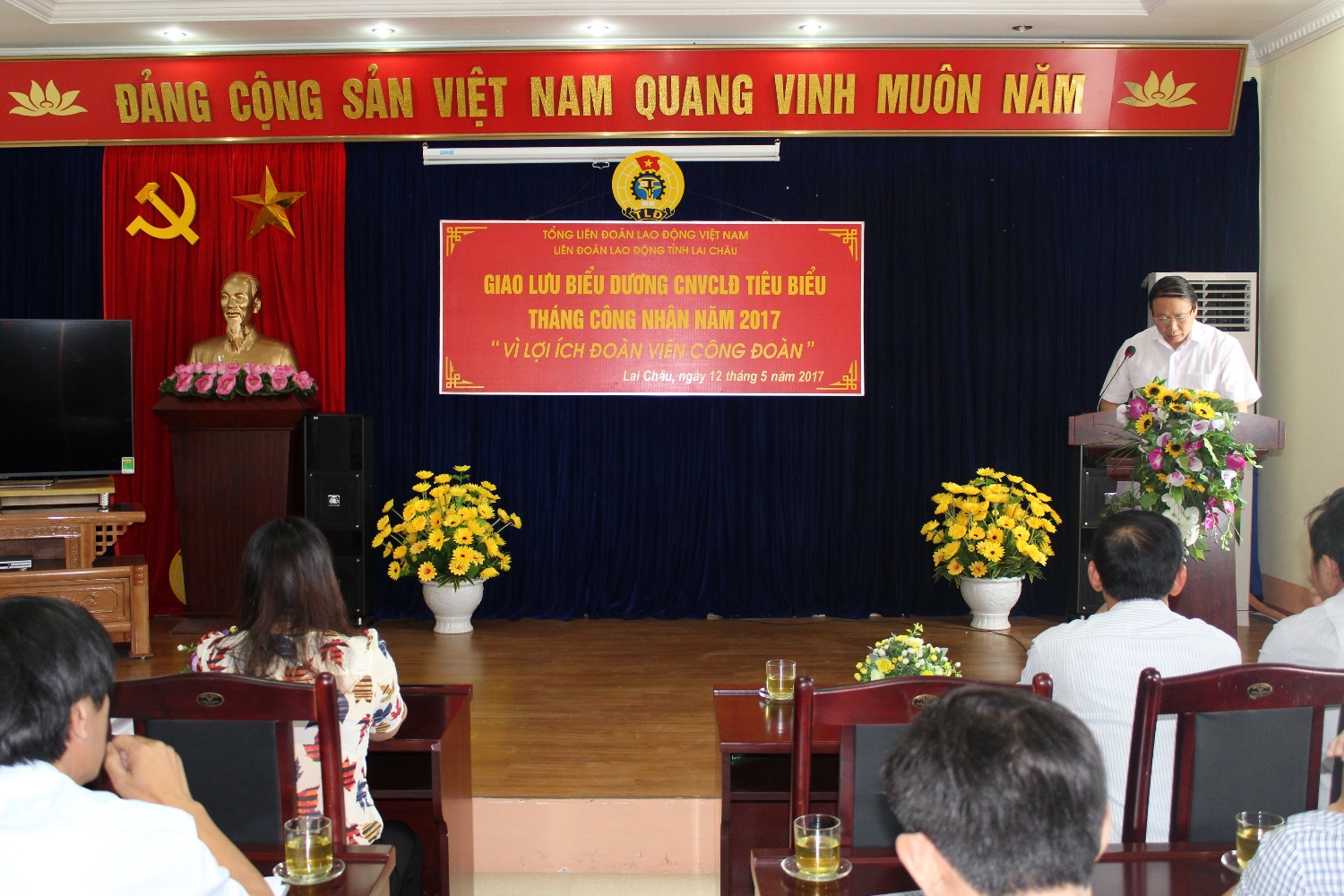 Đồng chí Vương Chí Công  - Phó  Chủ tịch LĐLĐ tỉnh phát biểu khai mạc