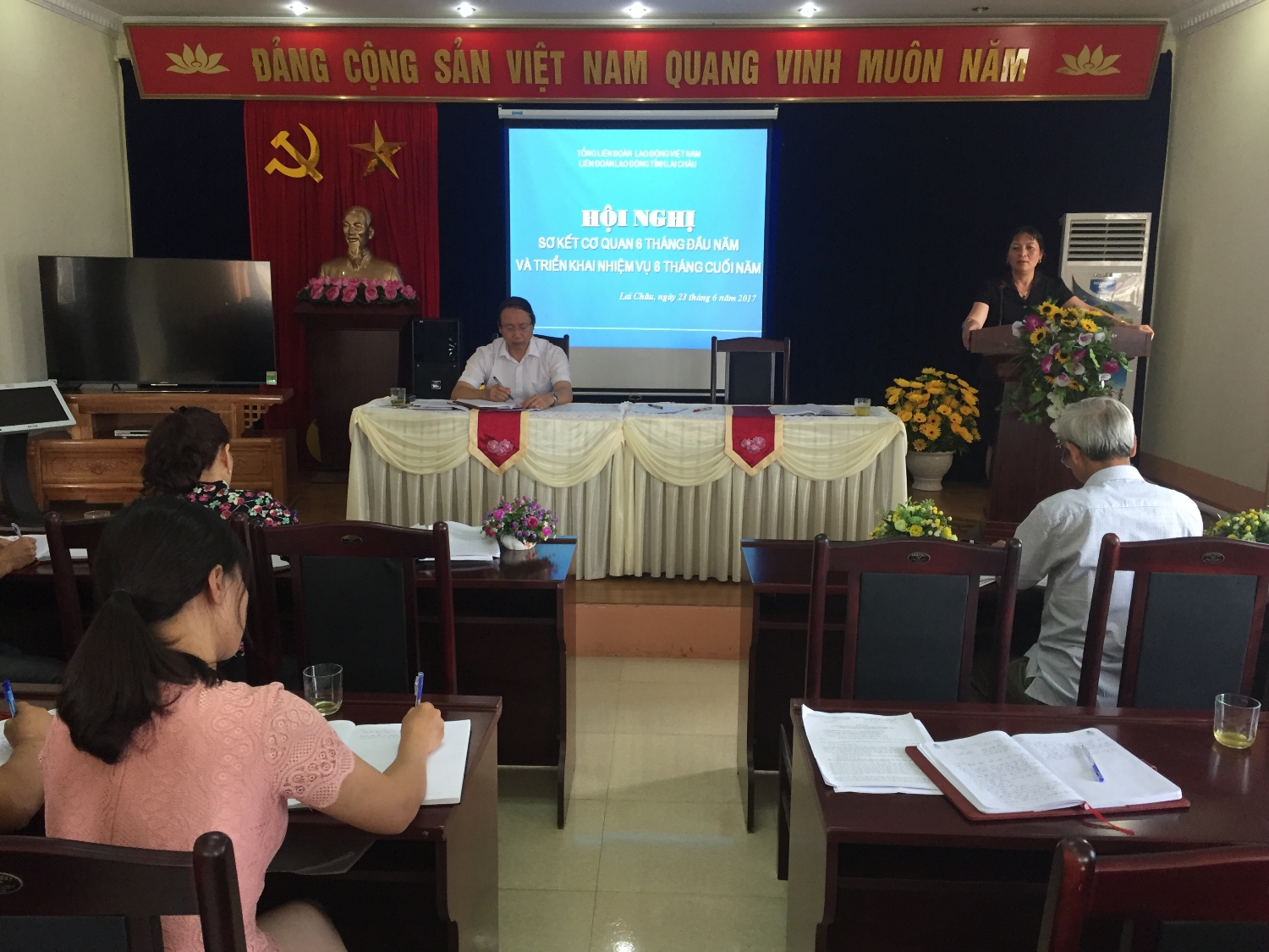 Đồng chí Nguyễn Thị Thiện - Tỉnh ủy viên, Chủ tịch LĐLĐ tỉnh  phát biểu tại Hội nghị