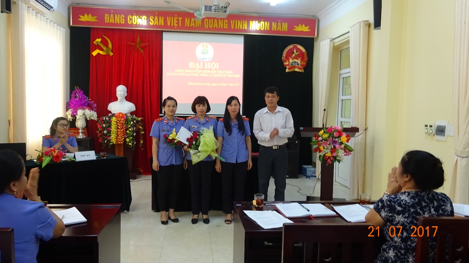 Đồng chí Nguyễn Quốc Huy - Chủ tịch LĐLĐ Thành Phố tặng hoa chúc mừng Ban Chấp hành Khóa V