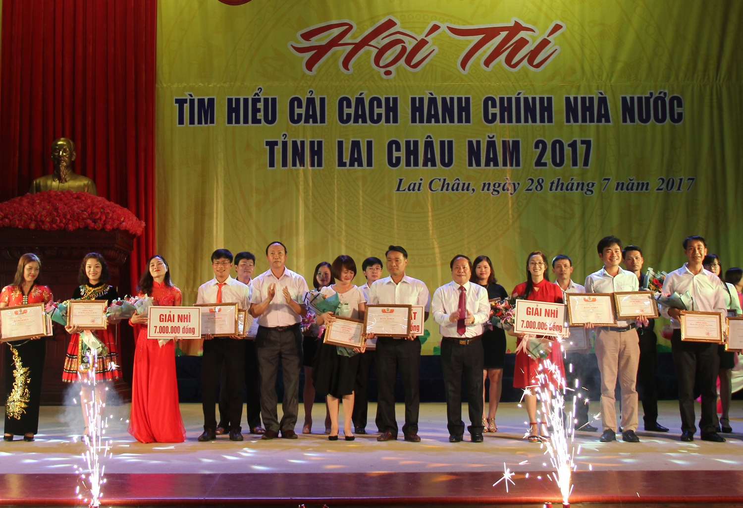 Đồng chí Vương Chí Công – Phó Chủ tịch LĐLĐ tỉnh Lai Châu tặng Bằng khen cho các đội đạt giải nhất, nhì, ba
