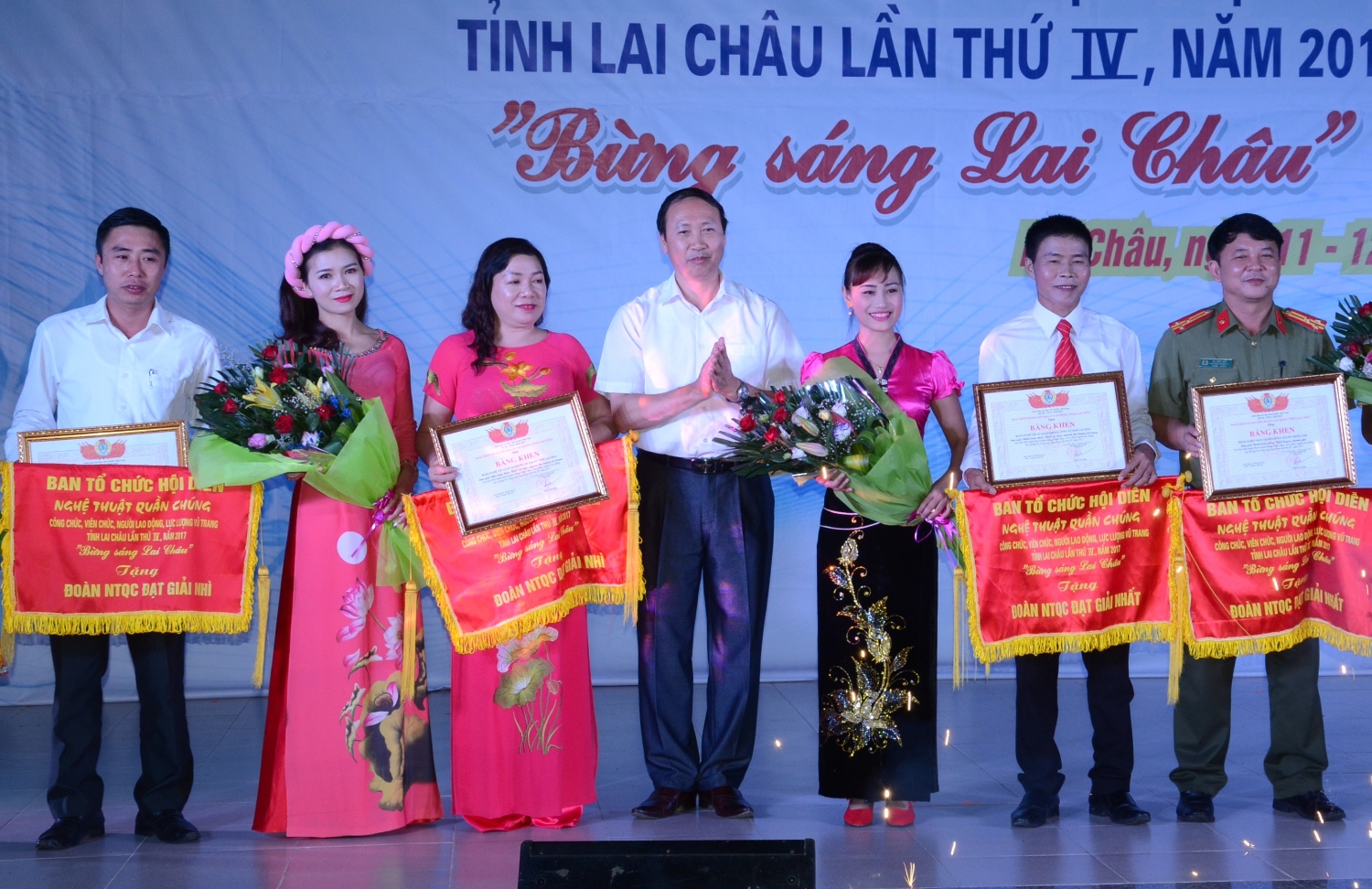 Đ/c Vương Chí Công - Phó Chủ tịch Liên đoàn Lao động tỉnh tặng bẳng khen của Liên đoàn LĐ tỉnh cho các Đoàn đạt giải nhất, nhì, ba.
