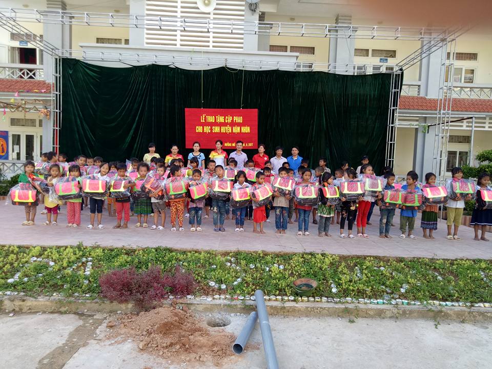 Đ/c: N	guyễn Hồng Thanh - Chủ tịch LĐLĐ huyện cùng các thầy cô trong trường  trao tặng quà cho các cháu