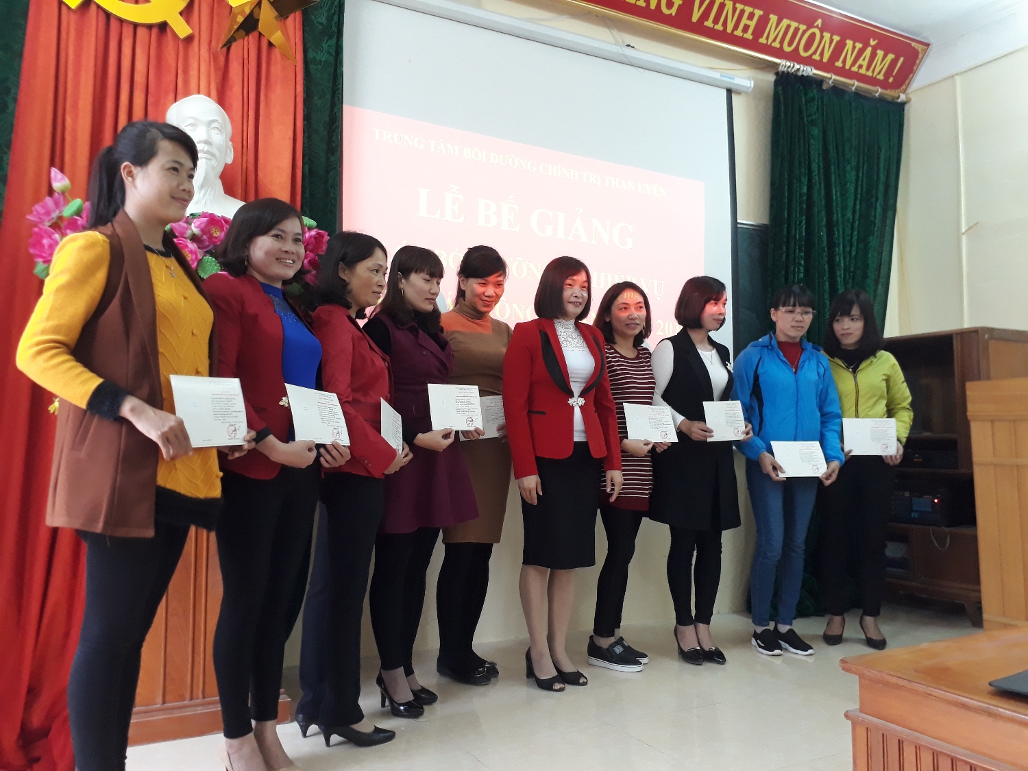 Đồng chí Hoàng Thị Luyến – Chủ tịch Liên đoàn Lao động huyện trao giấy chứng nhận cho các học viên đạt loại Giỏi