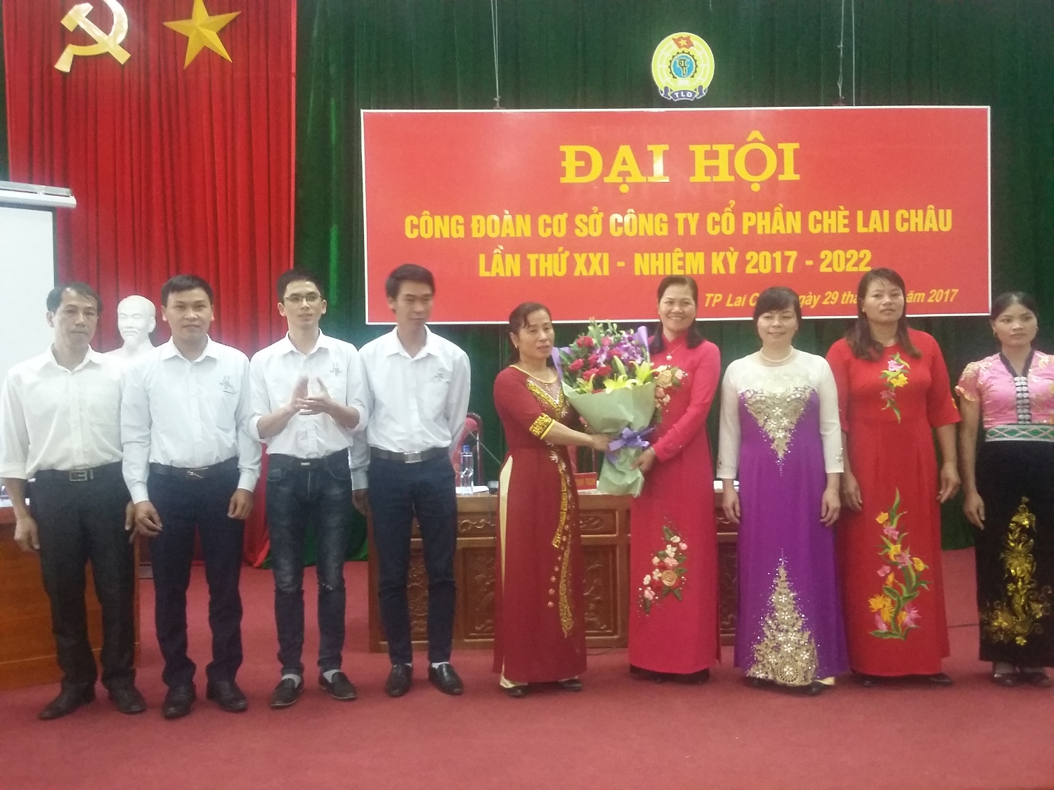Đồng chí Nguyễn Thị Loan - Bí thư Chi bộ tặng hoa chúc mừng BCH khóa mới