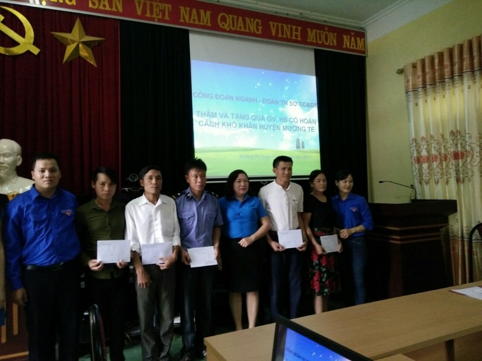 Đồng chí Phạm Thị Phượng - P. Chủ tịch CĐN Giáo dục trao quà cho cán bộ, giáo viên có hoàn cảnh khó khăn tại huyện Mường Tè