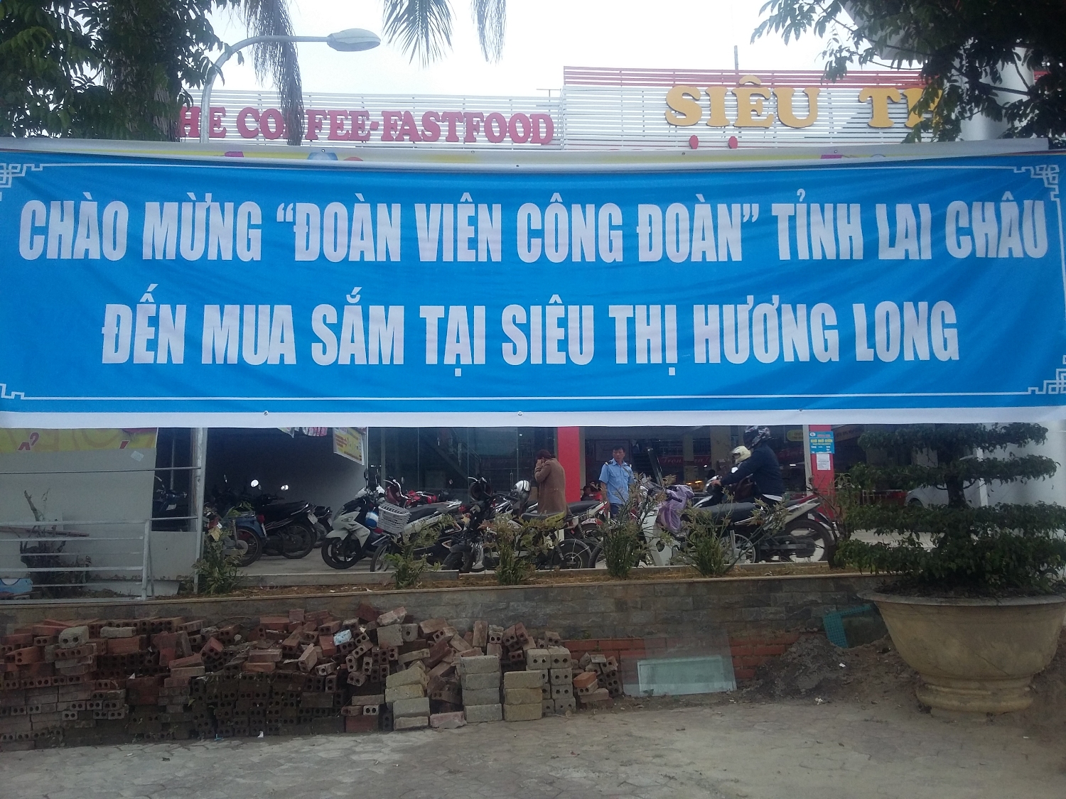 Băng rôn tuyên truyền tại cổng siêu thị Hương Long