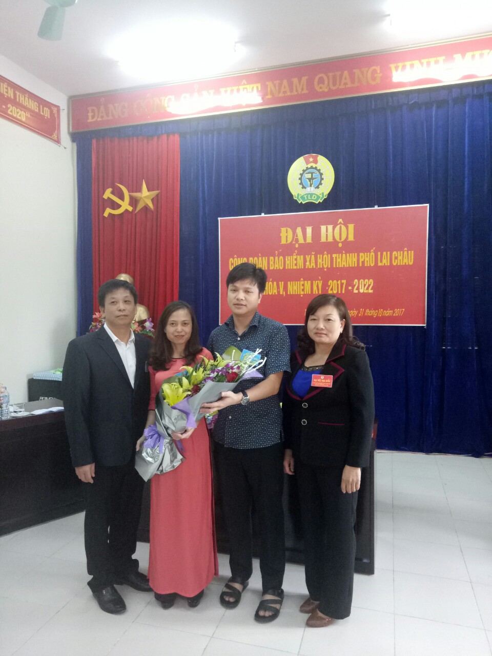 Đ/c Nguyễn Thị Nga – Bí thư Chi bộ tặng hoa BCH khóa mới