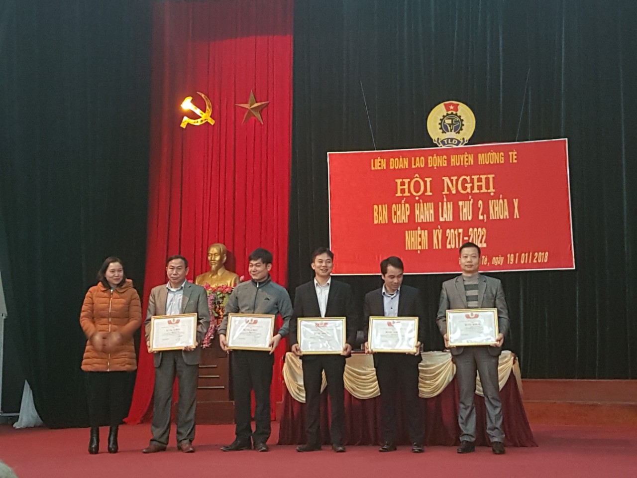 Đồng chí Nguyễn Thị Thúy - chủ tịch LĐLĐ huyện Mường Tè trao Bằng khen cho các cá nhân có thành tích xuất sắc trong phong trào CNVCLĐ năm 2017