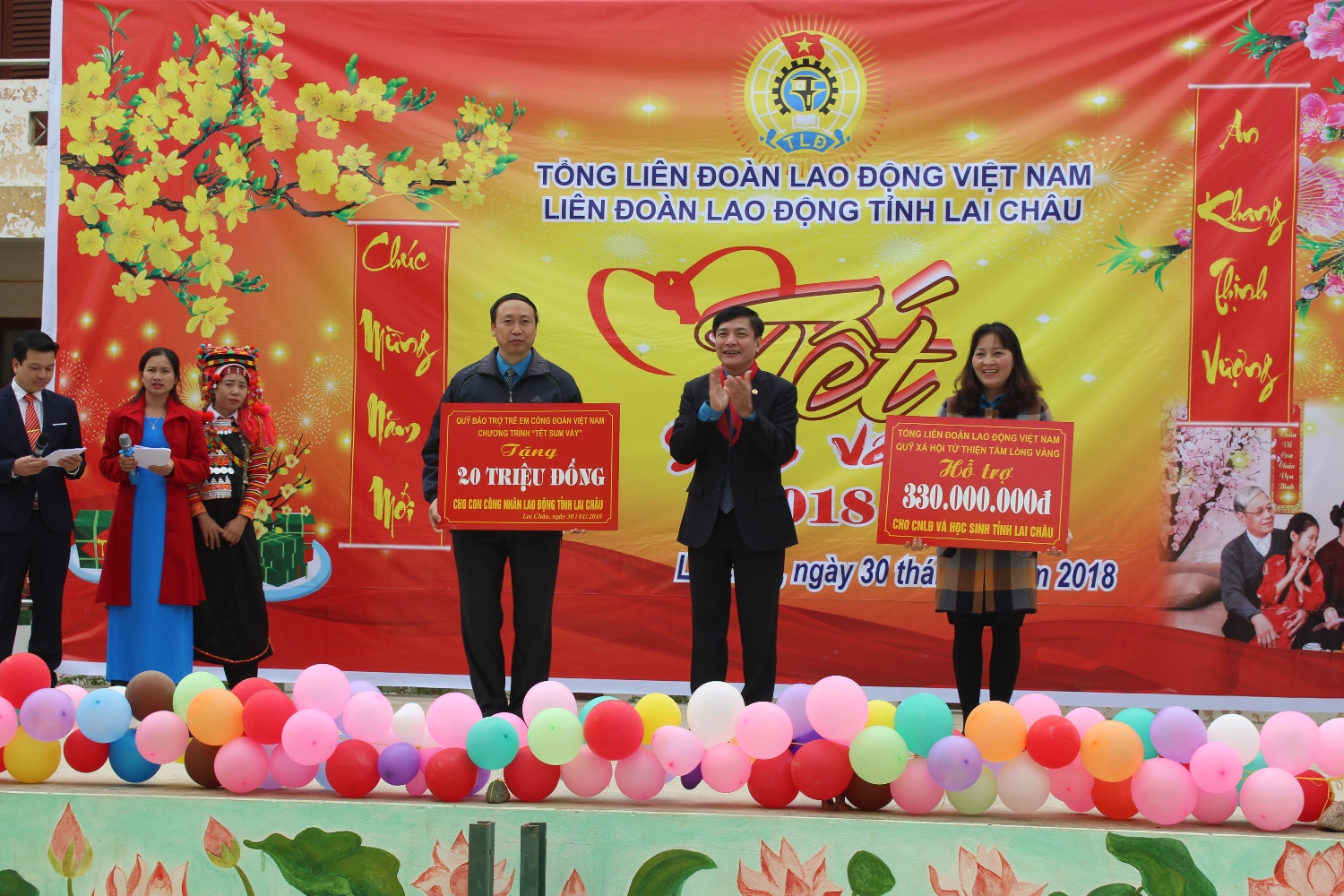 đồng chí Bùi Văn Cường - Ủy viên Trung ương Đảng, Chủ tịch Tổng LĐLĐ Việt Nam trao tiền hỗ trợ cho CNVCLĐ và học sinh tỉnh Lai Châu.