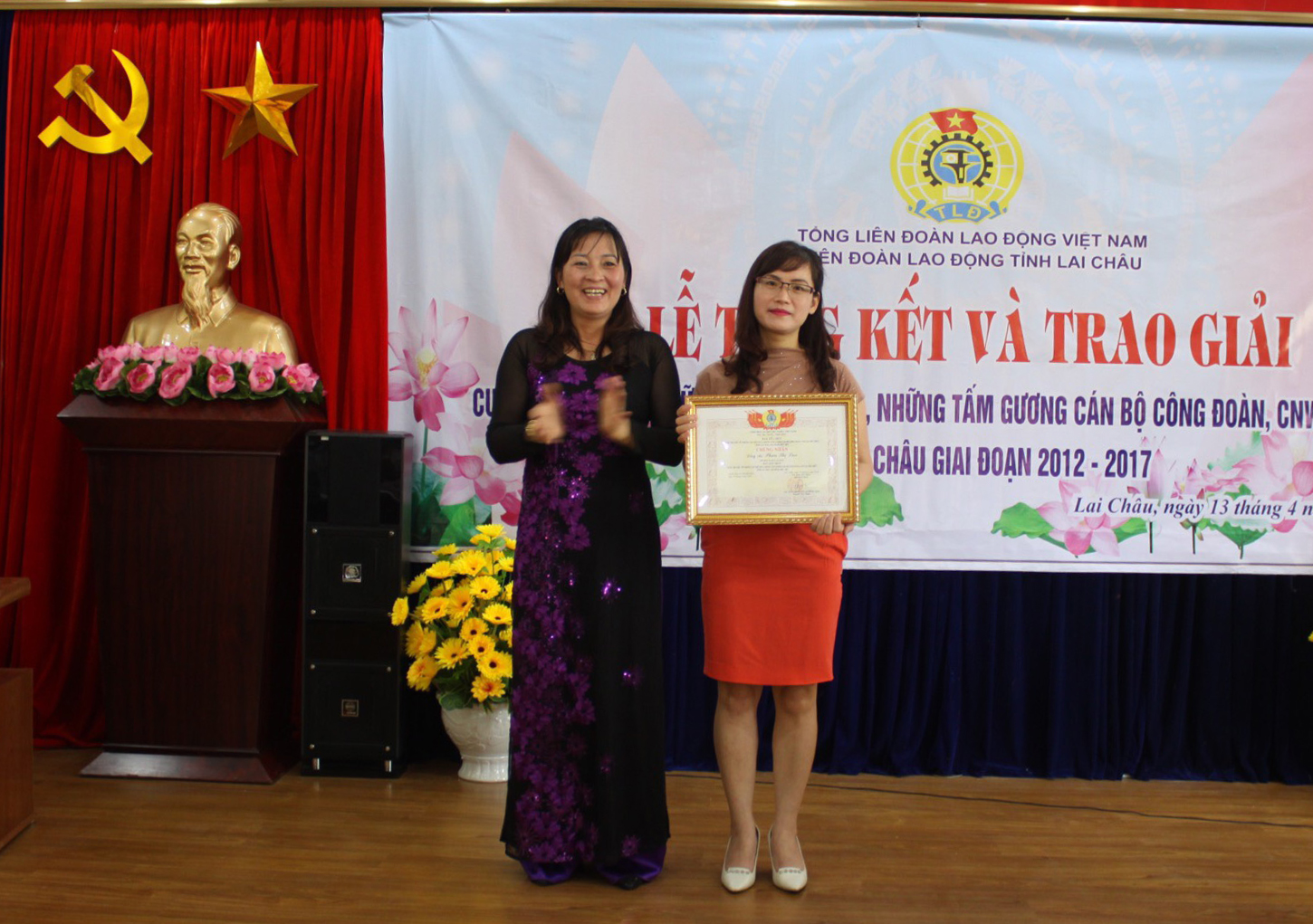 Đồng chí Nguyễn Thị Thiện - Trưởng Ban tổ chức trao giải cho tác giải đạt giải