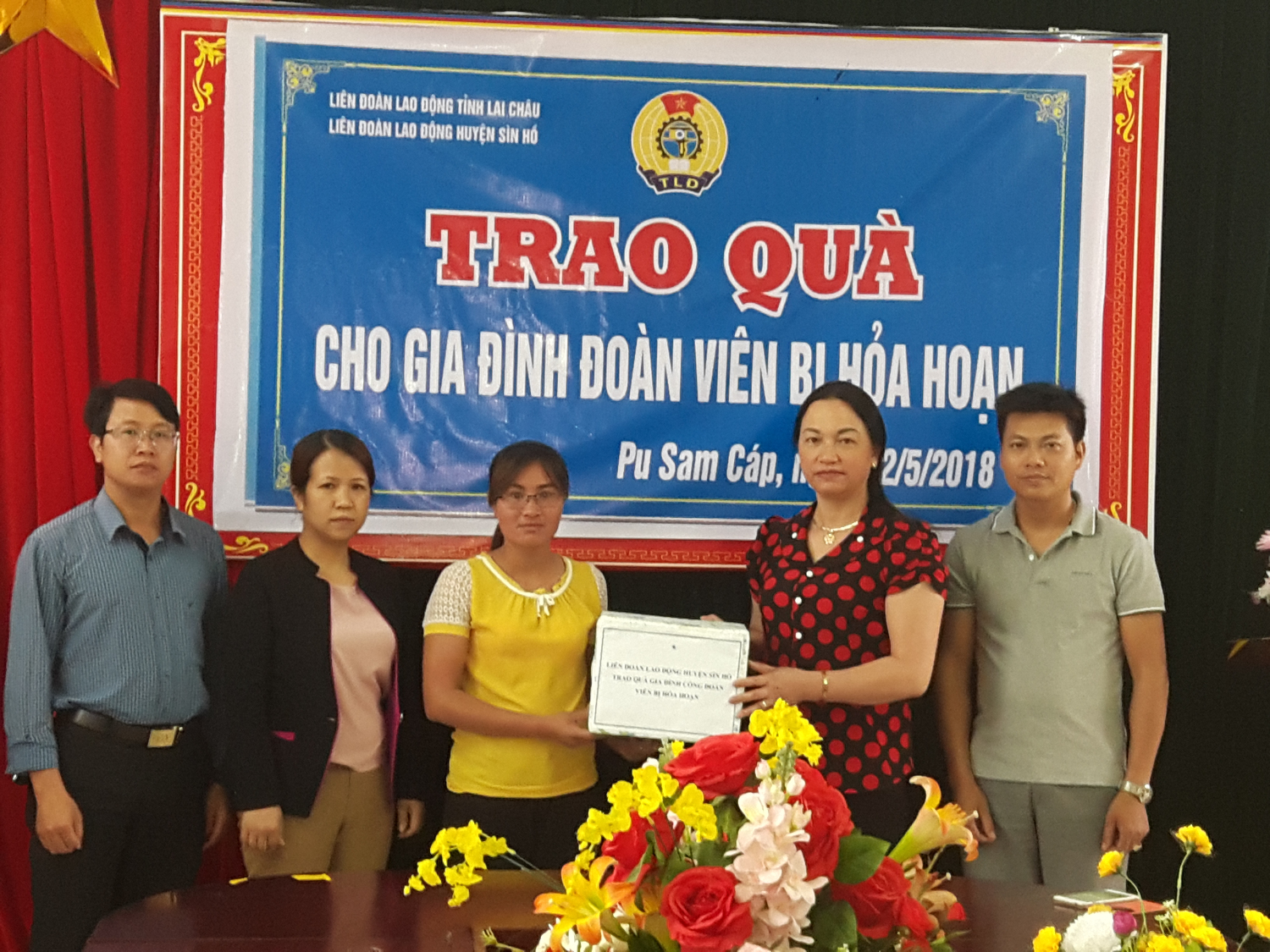 Thường trực LĐLĐ huyện Sìn Hồ thăm và tặng quà hỗ trợ cho gia đình đoàn viên bị thiên tai hỏa hoạn