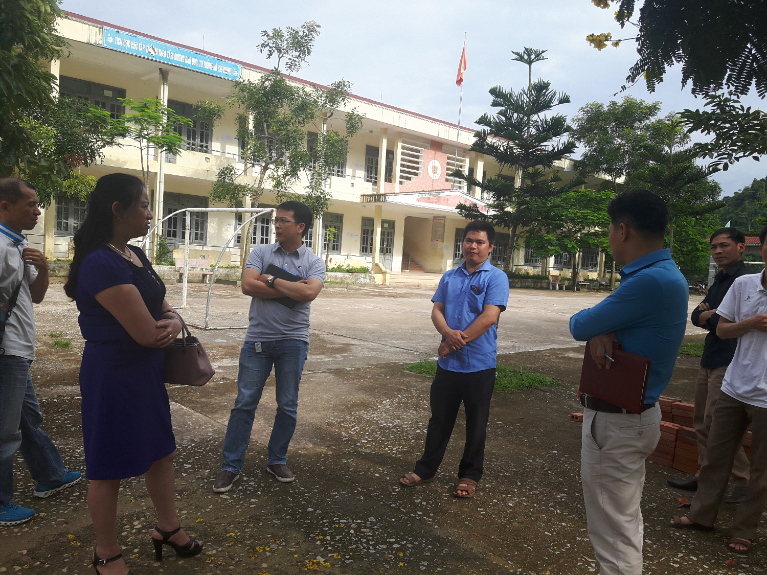 Các thành viên trong Nhóm Từ thiện Mai Vàng cùng đoàn công tác của LĐLĐ  tỉnh Lai Châu, LĐLĐ huyện Sìn Hồ tai buổi khảo sát thực tế tại nhu cầu  xây nhà bán trú cho học sinh tại nhà trường
