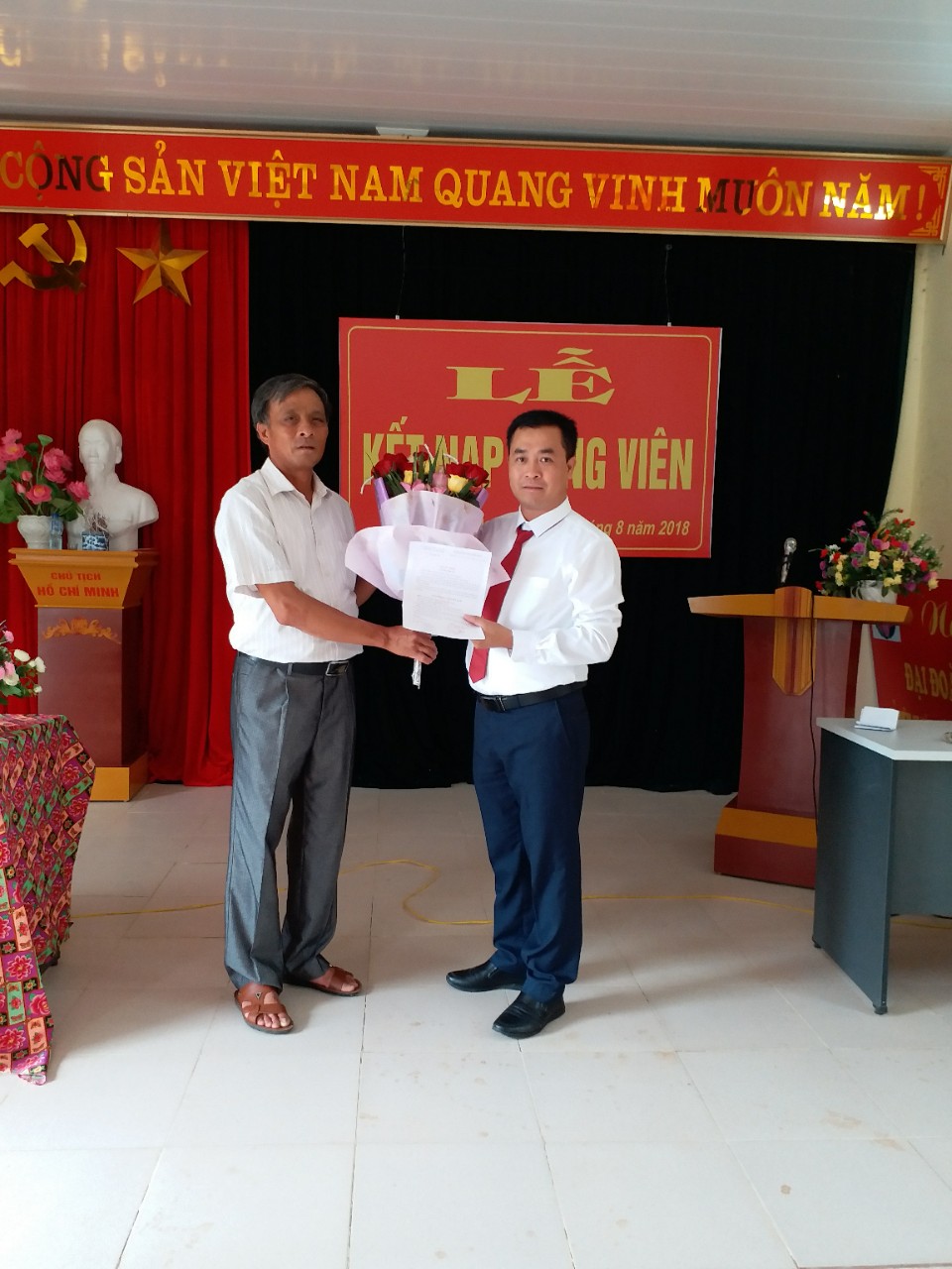 Đồng chí Đồng Văn Hùng – Bí thư Chi bộ Tổ Dân phố số 17 tặng hoa chúc mừng đảng viên – Giám đốc DNTN Nguyễn Văn Cường