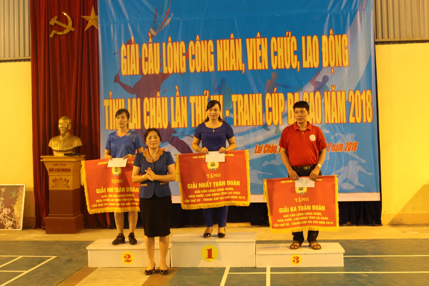 Đồng chí Nguyễn Thị Thiện – Chủ tịch Liên đoàn Lao động tỉnh, Trưởng Ban Tổ chức giải trao giải toàn đoàn cho các Đoàn VĐV xuất sắc  nhất.