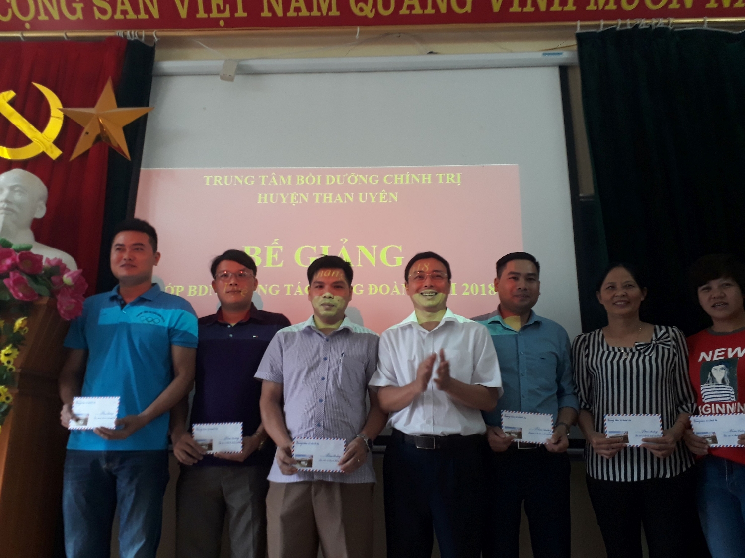Đ/c Phạm Văn Hải – Ủy viên Ban Thường vụ, Trưởng Ban Tổ chức Huyện ủy trao phần thưởng cho các học viên xuất sắc