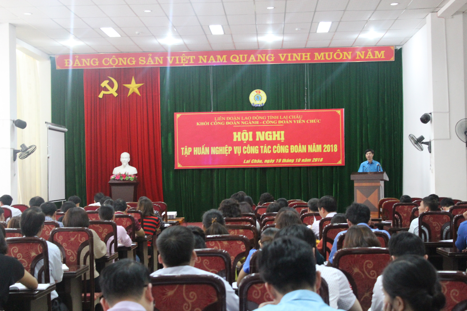 Đồng chí Hoàng Văn Trinh – Phó Chủ tịch LĐLĐ tỉnh quán triệt Nghị quyết Đại hội và các văn bản của Công đoàn cấp trên.
