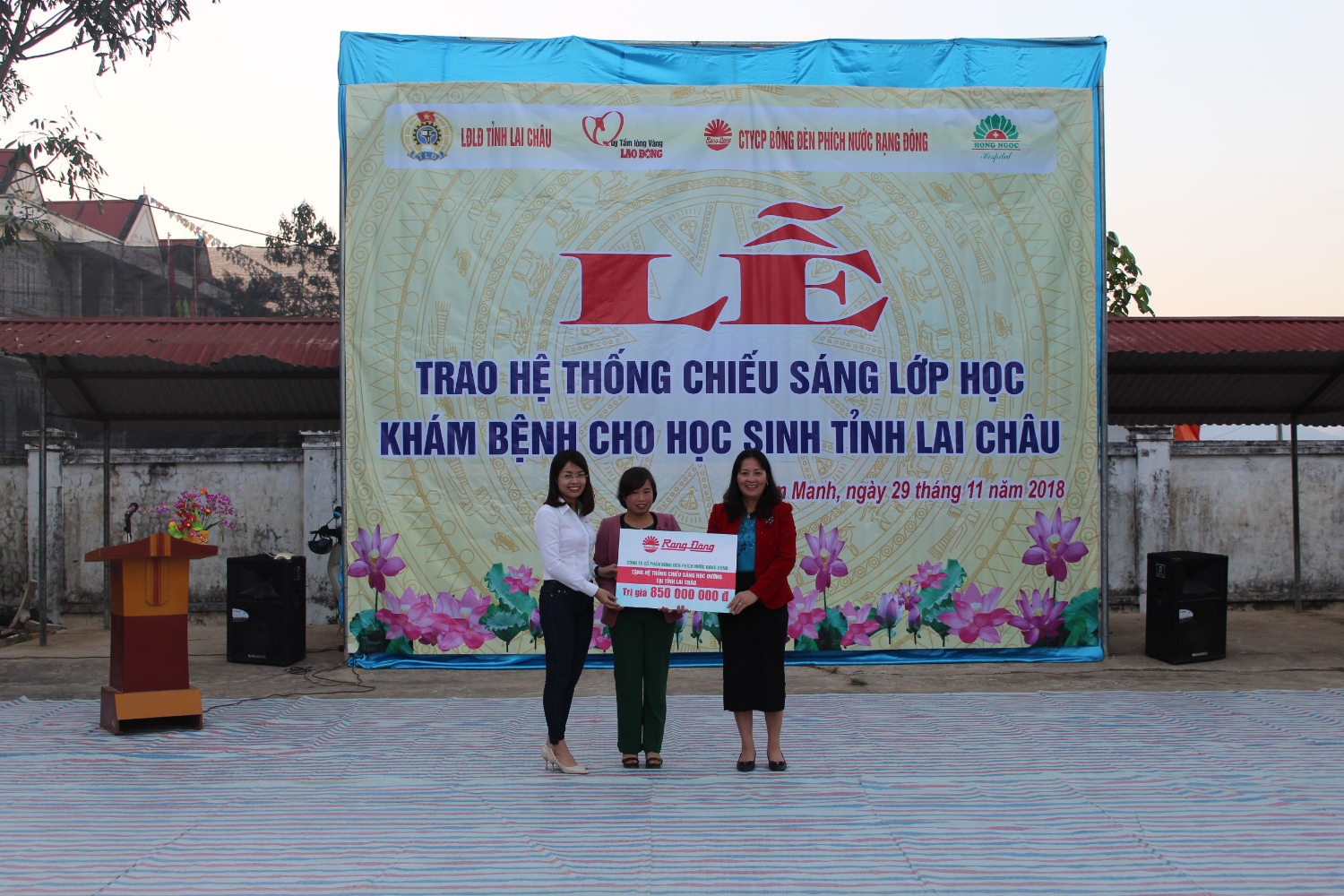 Đồng chí Phạm Việt Hòa, đại diện Công ty Cổ phần bóng đèn phích nước  Rạng Đông trao hệ thống chiếu sáng bằng đèn Led chất lượng cao  cho các trường học trên địa bàn tỉnh Lai Châu